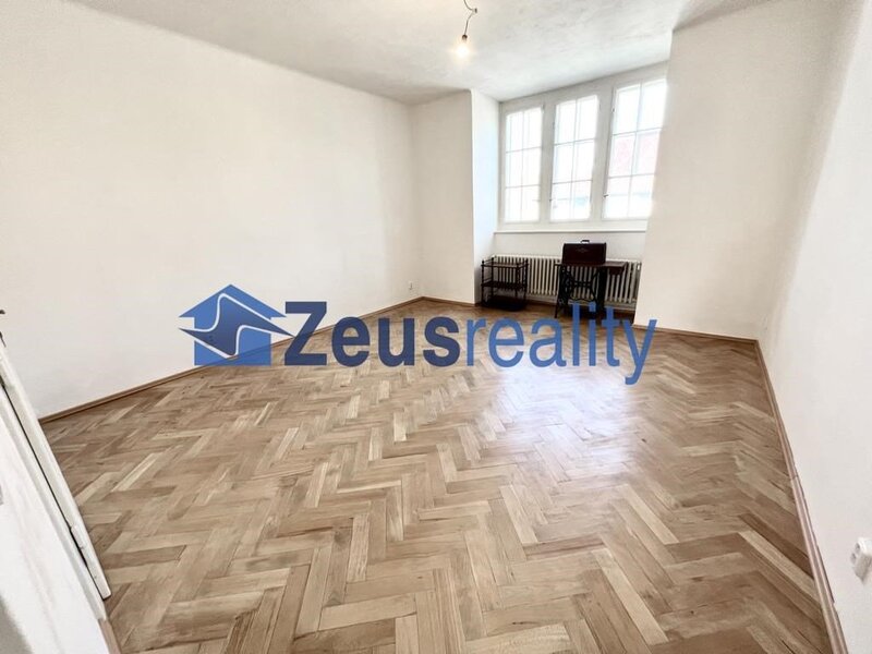 Řadový rodinný dům 7+KK obytná plocha 215m2/terasa 22m2/zahrada 120m2/Střešovice/Spojená/částečně vybaven/samostatné pokoje/garáž