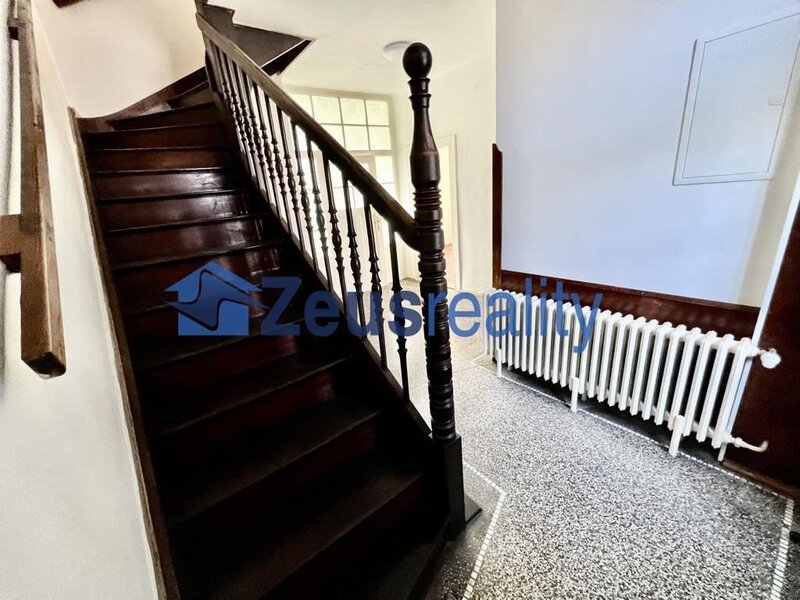 Řadový rodinný dům 7+KK obytná plocha 215m2/terasa 22m2/zahrada 120m2/Střešovice/Spojená/částečně vybaven/samostatné pokoje/garáž