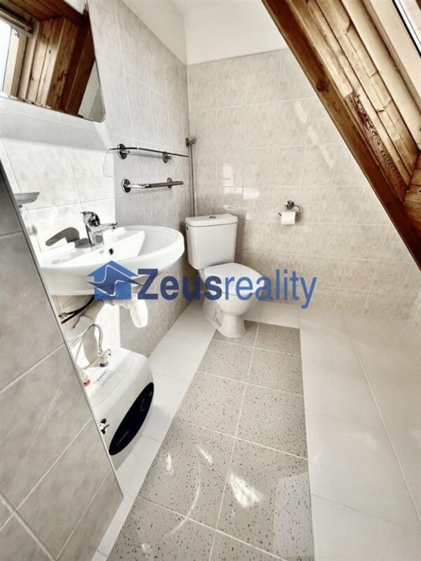 Řadový rodinný dům 7+KK obytná plocha 215m2/terasa 22m2/zahrada 120m2/Střešovice/Spojená/částečně vybaven/samostatné pokoje/garáž