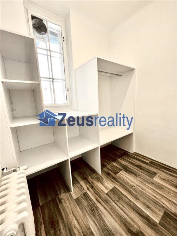 Řadový rodinný dům 7+KK obytná plocha 215m2/terasa 22m2/zahrada 120m2/Střešovice/Spojená/částečně vybaven/samostatné pokoje/garáž