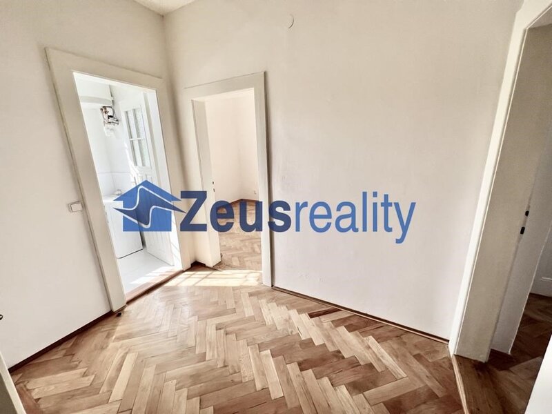 Řadový rodinný dům 7+KK obytná plocha 215m2/terasa 22m2/zahrada 120m2/Střešovice/Spojená/částečně vybaven/samostatné pokoje/garáž