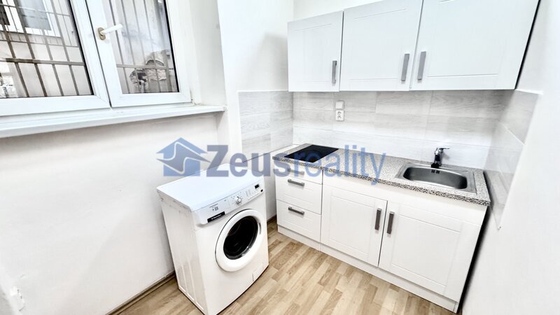 Pronájem 1+1/35m2/Praha 3/Žižkov/Seifertova/zařízen částečně/u tramvaje/blízko centra/