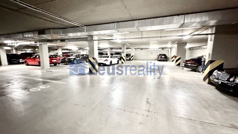 Garážové stání/13m2/Korunní/Praha 10/