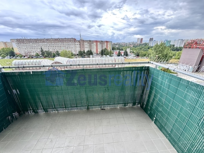 1+1/46m2/balkon/Praha 5/Stodůlky/Slunečné náměstí/zařízen částečně/novostavba