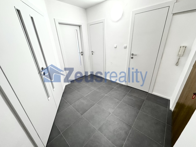 1+1/46m2/balkon/Praha 5/Stodůlky/Slunečné náměstí/zařízen částečně/novostavba