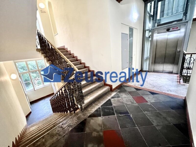 2+KK/50m2/Praha 5/ Smíchov/Plzeňská/zařízen komplet
