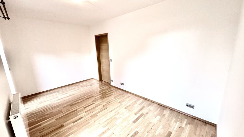 3+K/84m2/terasa s předzahrádkou 45m2/parkovací stání/Praha 5/Smíchov/Na Popelce/částečně zařízen/nov