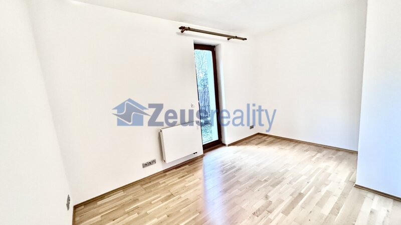 3+K/84m2/terasa s předzahrádkou 45m2/parkovací stání/Praha 5/Smíchov/Na Popelce/částečně zařízen/nov