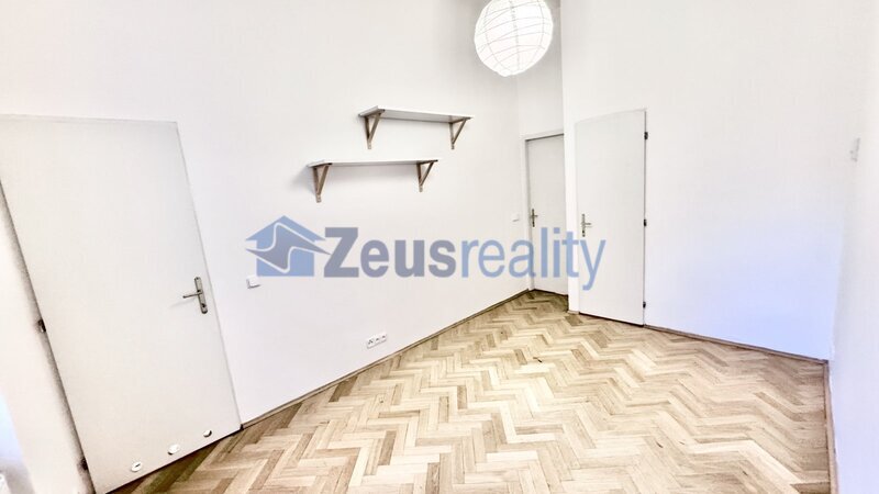 2+1/2xkoupelna/63m2/Budečská/Praha 2/Vinohrady/samostatné pokoje/po rekonstrukci/častečně vybaven/