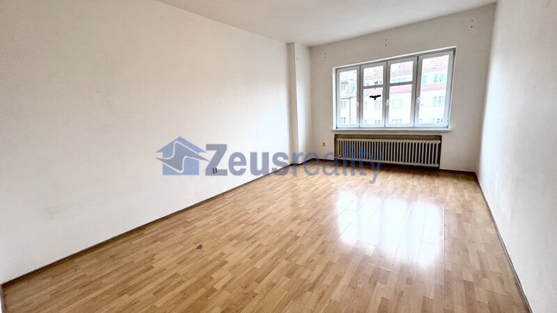 2+1/balkon/komora/95m2/Na veselí/Nusle/Praha 4/částečně zařízeno/u tramvaje a metro