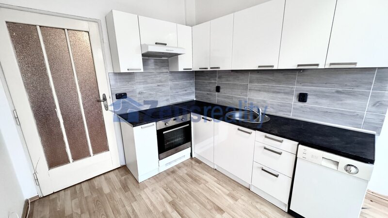 2+1/balkon/komora/95m2/Na veselí/Nusle/Praha 4/částečně zařízeno/u tramvaje a metro