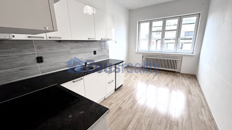 2+1/balkon/komora/95m2/Na veselí/Nusle/Praha 4/částečně zařízeno/u tramvaje a metro