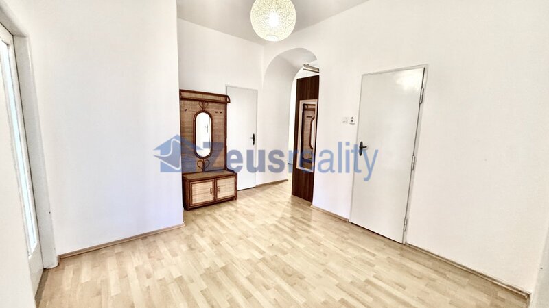 2+1/balkon/komora/95m2/Na veselí/Nusle/Praha 4/částečně zařízeno/u tramvaje a metro