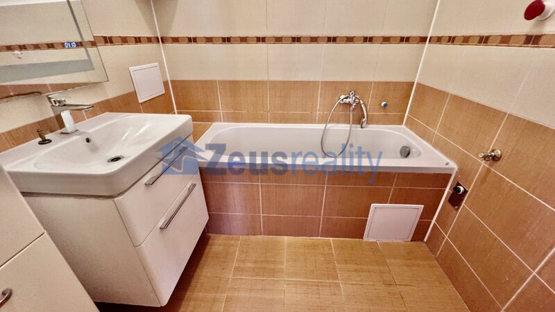 2+1/balkon/komora/95m2/Na veselí/Nusle/Praha 4/částečně zařízeno/u tramvaje a metro