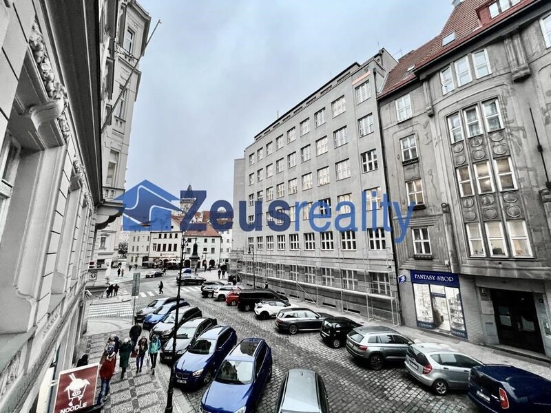 Kancelář/42,92m2/balkon/dvě místnosti/Kaprova/Praha 1/