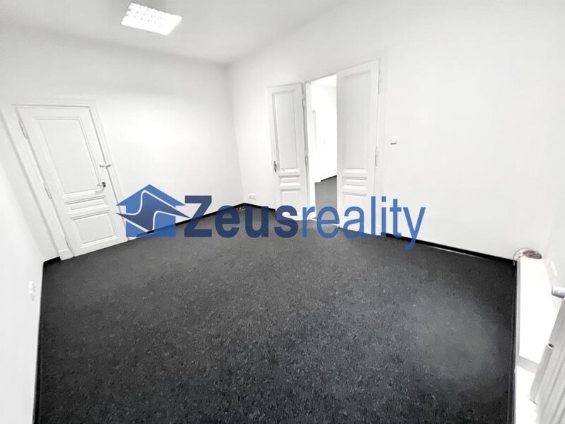Kancelář/42,92m2/balkon/dvě místnosti/Kaprova/Praha 1/