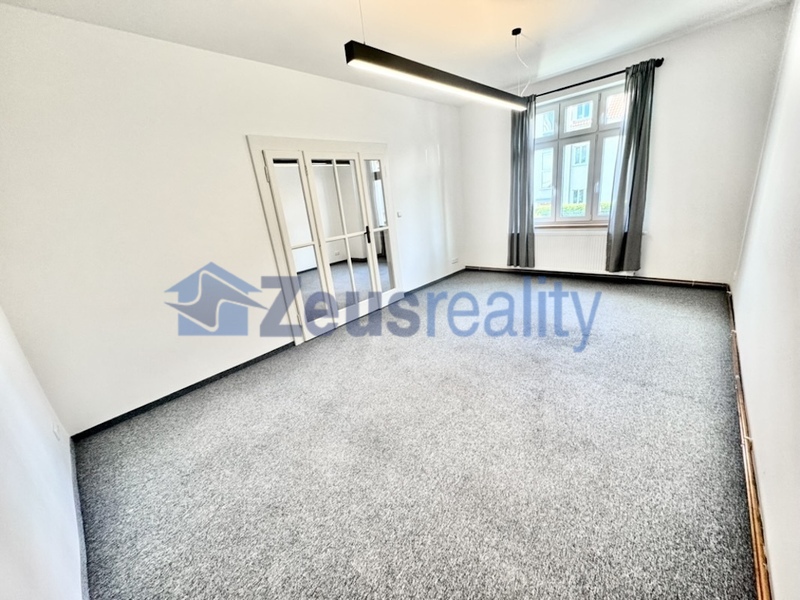 Kanceláře/4místnosti/hala/2xskládek/120m2/po rekonstrukci/Praha 10/Strašnice/Nad vodovodem