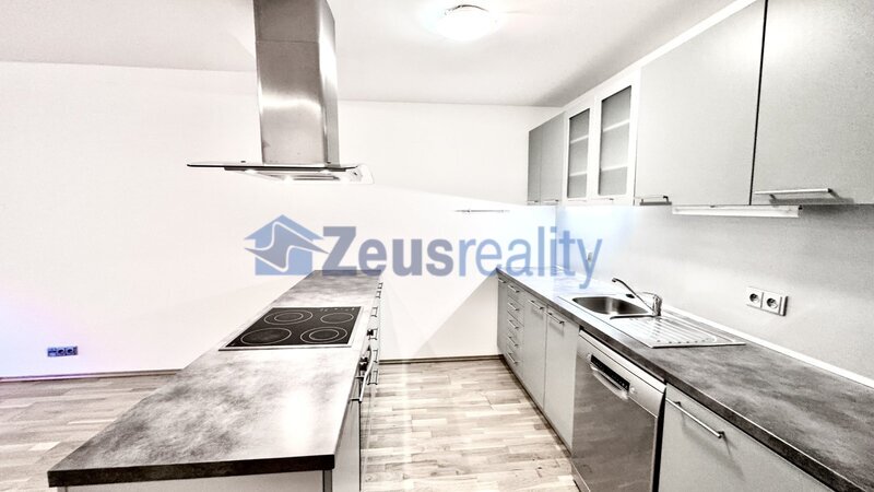 2+1/84m2/terasa s předzahrádkou 45m2/parkovací stání/Praha 5/Smíchov/Na Popelce/částečně zařízen/