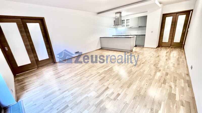 2+1/84m2/terasa s předzahrádkou 45m2/parkovací stání/Praha 5/Smíchov/Na Popelce/částečně zařízen/