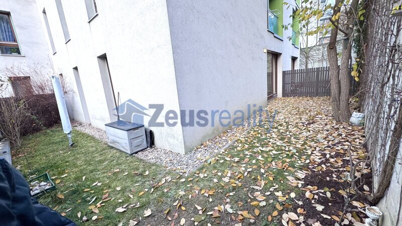 2+1/84m2/terasa s předzahrádkou 45m2/parkovací stání/Praha 5/Smíchov/Na Popelce/částečně zařízen/