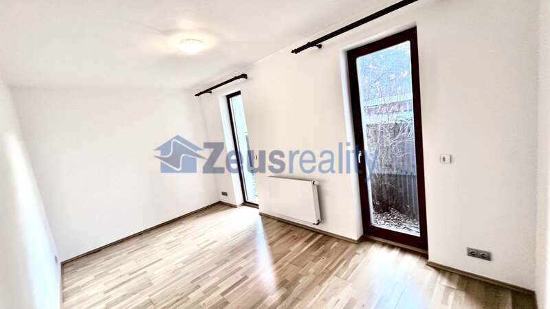 2+1/84m2/terasa s předzahrádkou 45m2/parkovací stání/Praha 5/Smíchov/Na Popelce/částečně zařízen/