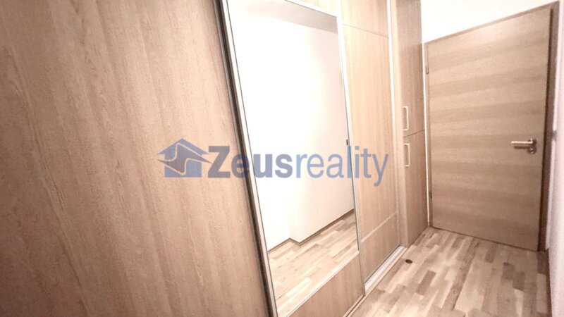 2+1/84m2/terasa s předzahrádkou 45m2/parkovací stání/Praha 5/Smíchov/Na Popelce/částečně zařízen/