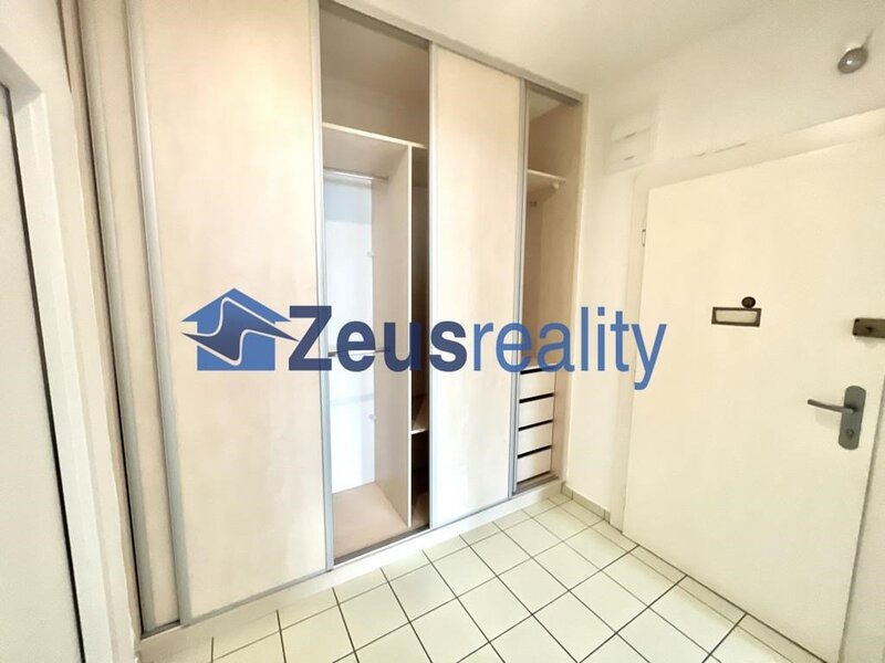 1+1/komora/50m2/Praha 4/Michle/Pelhřimovská/dva samostatné pokoje/po rekonstrukci/částečně zařízen/u metra