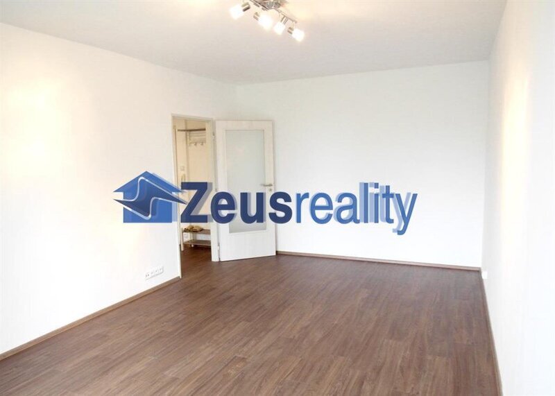 2+1/2xbalkon/61m2/Praha 5/Hlubočepy/Prosluněná/samostatné pokoje/po rekonstrukci/částečně zařízen