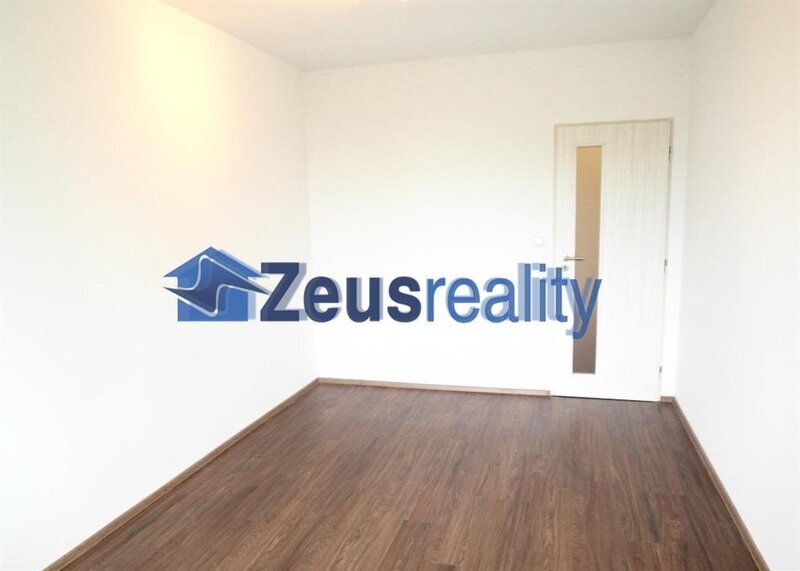 2+1/2xbalkon/61m2/Praha 5/Hlubočepy/Prosluněná/samostatné pokoje/po rekonstrukci/částečně zařízen