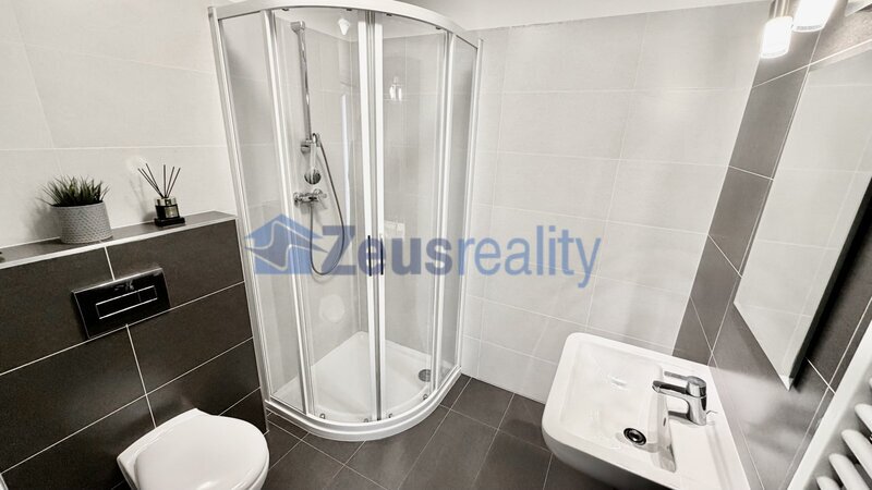 1+KK/46m2/balkon/sklep/garážové stání/Říčany/Na výšině/částěčně vybaven/novostavba