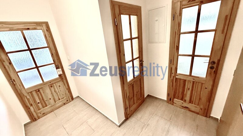 2+KK/šatna/balkon/59m2/Ke stírce/Kobylisy/Praha 8/garážového stání/částečně zařízen