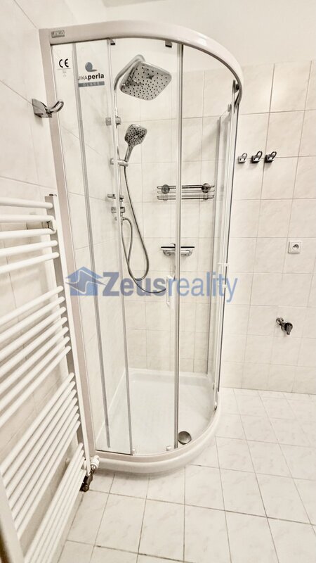 2+KK/šatna/balkon/59m2/Ke stírce/Kobylisy/Praha 8/garážového stání/částečně zařízen