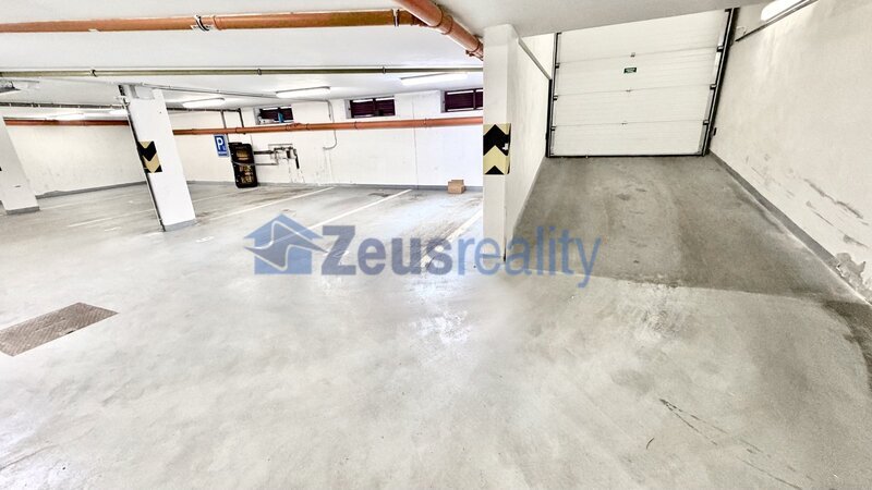 2+KK/šatna/balkon/59m2/Ke stírce/Kobylisy/Praha 8/garážového stání/částečně zařízen