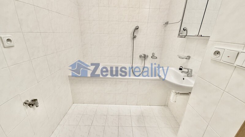 2+KK/šatna/balkon/59m2/Ke stírce/Kobylisy/Praha 8/garážového stání/částečně zařízen