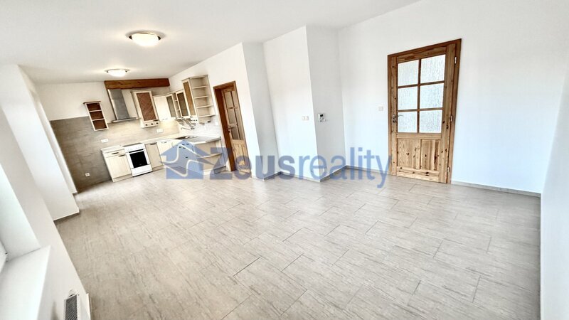 2+KK/šatna/balkon/59m2/Ke stírce/Kobylisy/Praha 8/garážového stání/částečně zařízen