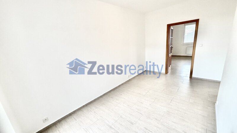 2+KK/šatna/balkon/59m2/Ke stírce/Kobylisy/Praha 8/garážového stání/částečně zařízen