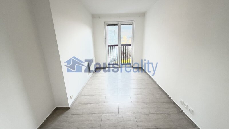 2+KK/šatna/balkon/59m2/Ke stírce/Kobylisy/Praha 8/garážového stání/částečně zařízen