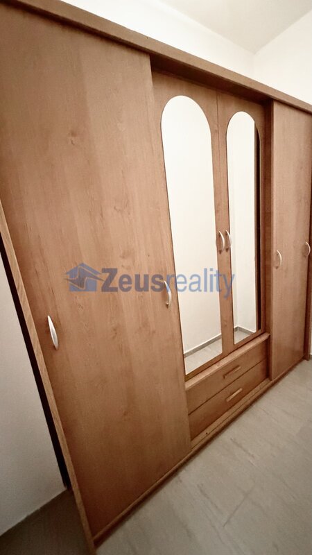 2+KK/šatna/balkon/59m2/Ke stírce/Kobylisy/Praha 8/garážového stání/částečně zařízen