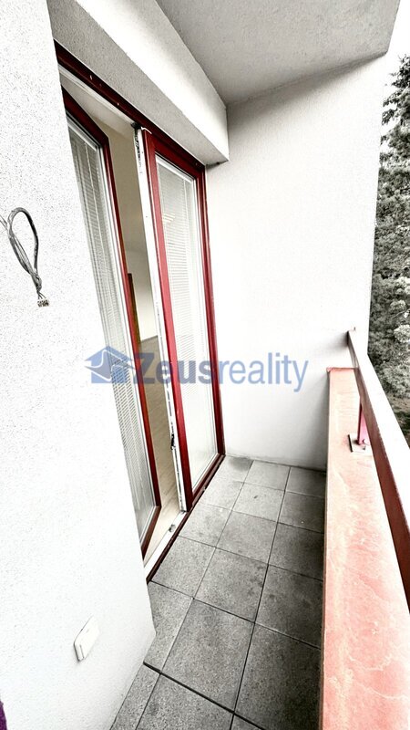 2+KK/šatna/balkon/59m2/Ke stírce/Kobylisy/Praha 8/garážového stání/částečně zařízen