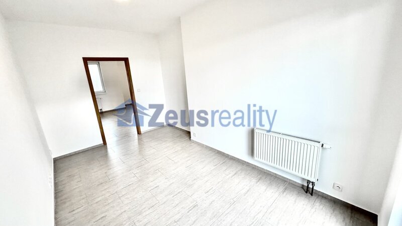 2+KK/šatna/balkon/59m2/Ke stírce/Kobylisy/Praha 8/garážového stání/částečně zařízen