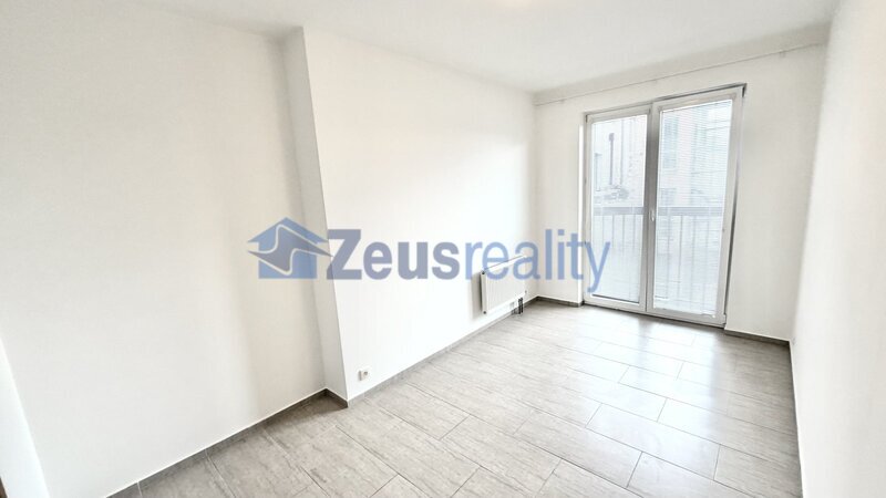 2+KK/šatna/balkon/59m2/Ke stírce/Kobylisy/Praha 8/garážového stání/částečně zařízen