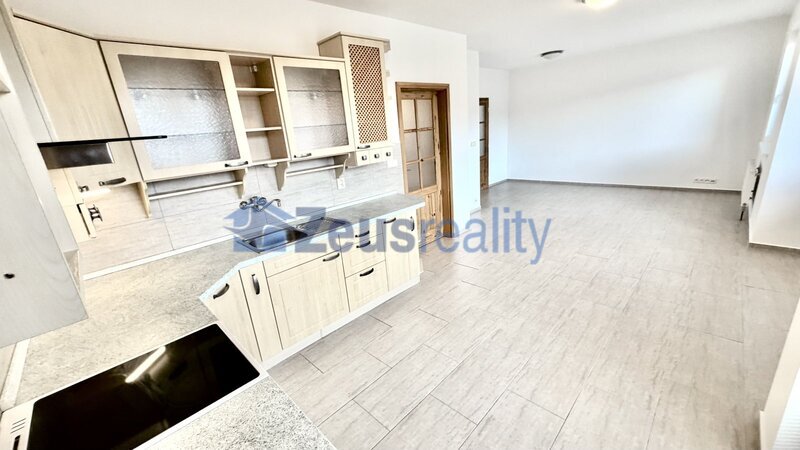 2+KK/šatna/balkon/59m2/Ke stírce/Kobylisy/Praha 8/garážového stání/částečně zařízen