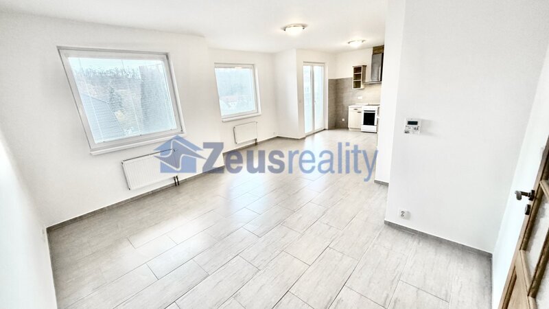 2+KK/šatna/balkon/59m2/Ke stírce/Kobylisy/Praha 8/garážového stání/částečně zařízen
