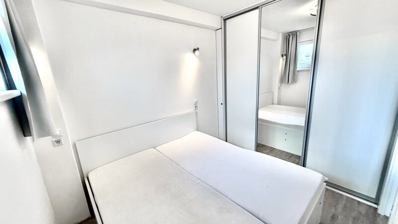 2+1/42m2/Praha 7/Holešovice/Osadní/po rekonstrukci/zařízen částečně/