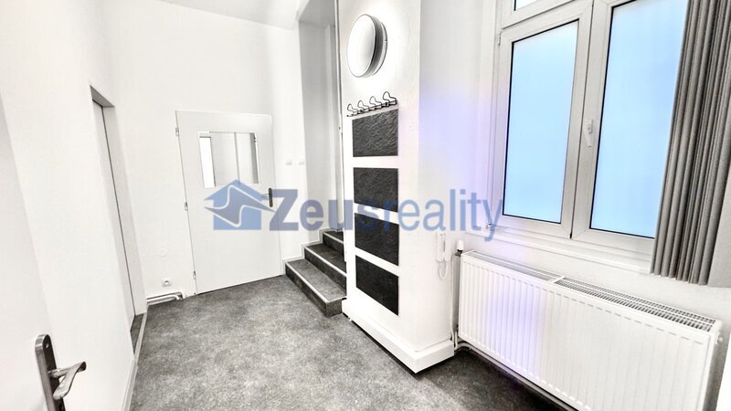 Kanceláře/3 místnosti/hala/55m2/po rekonstrukci/Praha 1/Jeruzalémská/Nové Město