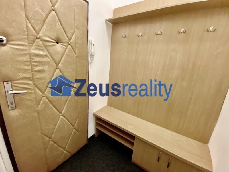 1+KK/25m2/balkon/Praha 4/ Pankrác/Hvězdova/ po rekonstrukci/zařízen částečně