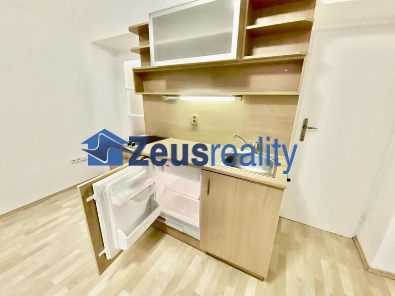 1+KK/25m2/balkon/Praha 4/ Pankrác/Hvězdova/ po rekonstrukci/zařízen částečně