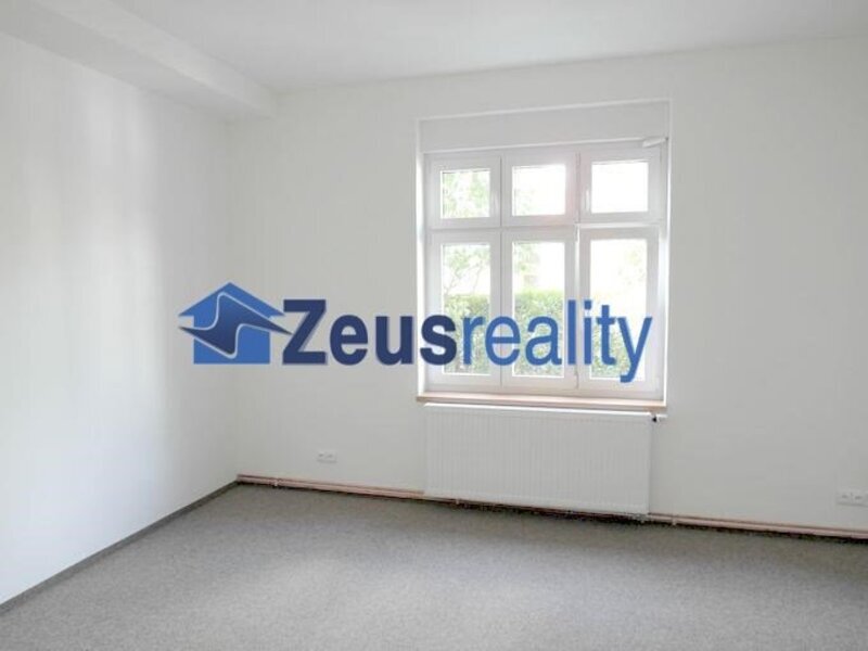 Kanceláře/4místnosti/hala/2xskládek/120m2/po rekonstrukci/Praha 10/Strašnice/Nad vodovodem