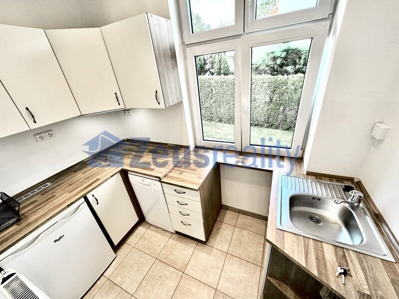 Kanceláře/4místnosti/hala/2xskládek/120m2/po rekonstrukci/Praha 10/Strašnice/Nad vodovodem