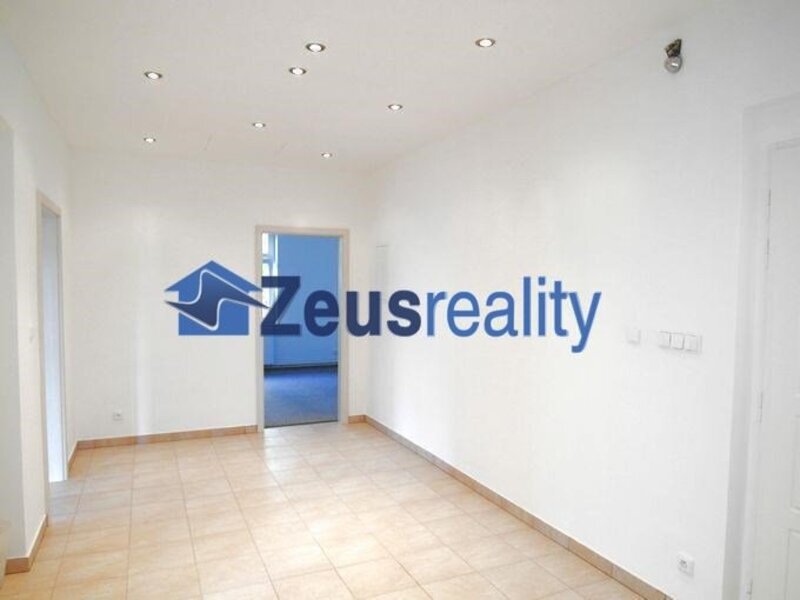 Kanceláře/4místnosti/hala/2xskládek/120m2/po rekonstrukci/Praha 10/Strašnice/Nad vodovodem